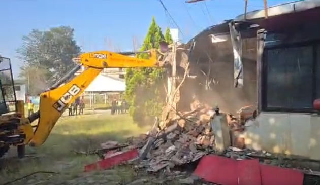 पूर्व उर्जामन्त्री खड्काले स्काउटको जग्गा हडपेर बनाएको संरचनामा महानगरले चलायो डोजर